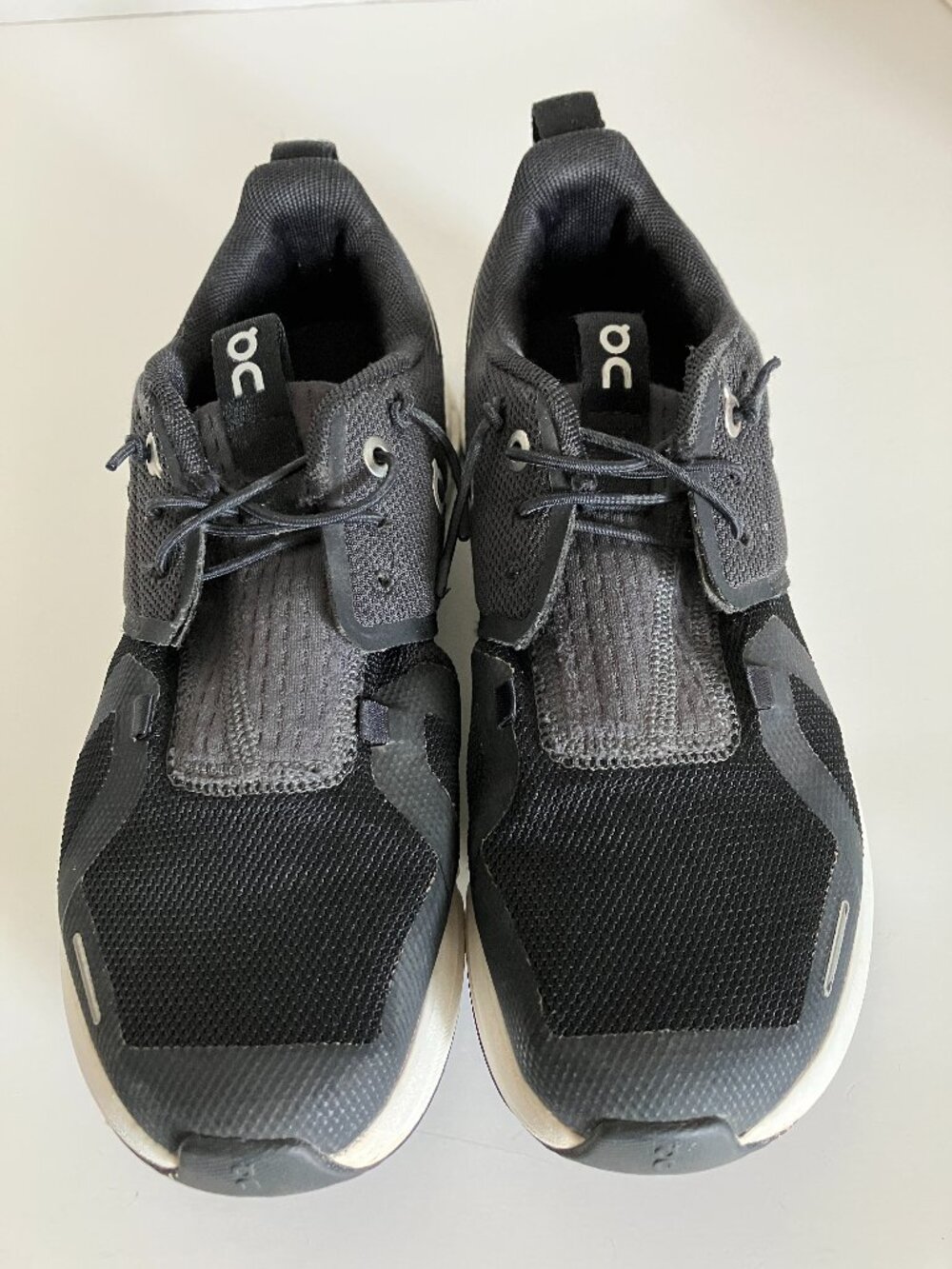 On Cloud Sky Youth Black Shoes Sneakers Size 3.5Y.